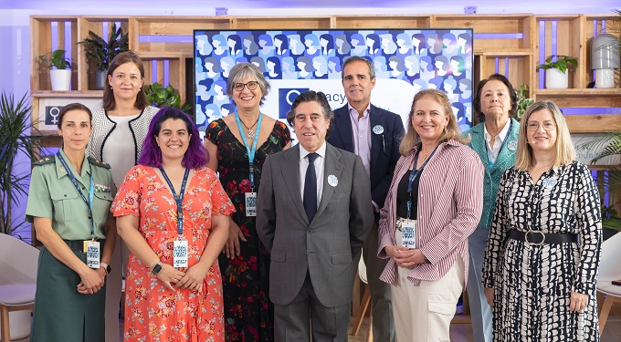 De izquierda a derecha y de arriba a abajo: Silvia Loureda, María José Terrón, Pedro Sigüenza, consejero delegado de Sacyr Ingeniería e Infraestructuras, Carmen de Andrés, Silvia Gil Cerdá, Nerea Luis, Manuel Manrique, presidente y consejero delegado de Sacyr, Sarah Harmon y María Luisa Domínguez, en el evento de presentación de W Community
