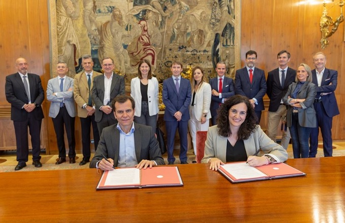 Paloma Grau, vicerrectora de investigación y sostenibilidad de la Universidad de Navarra, e Iñaki Peralta, CEO de Sanitas y Bupa ELA, durante la firma del convenio de colaboración