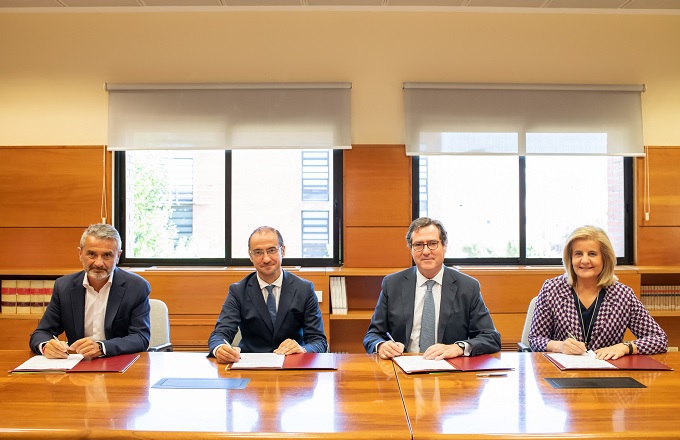 Desde la izquierda: Enrique Sánchez, presidente de la Fundación Adecco, Ángel Arias, rector de la UC3M, Antonio Garamendi, presidente de la CEOE, y Fátima Báñez, presidenta de la Fundación CEOE, durante la firma del acuerdo