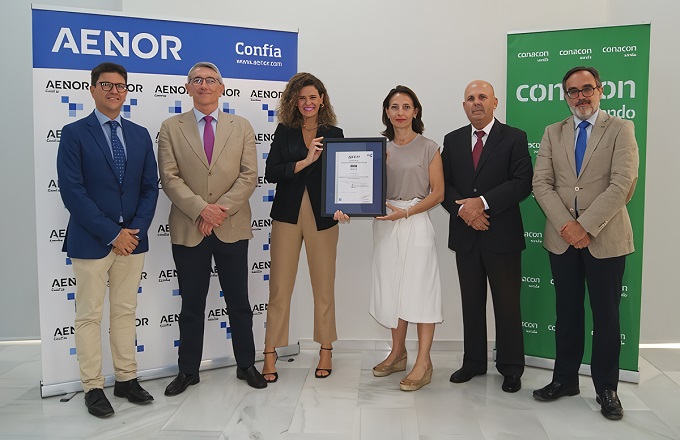 El acto de entrega del certificado ha contado con la participación de Mónica Barroso, directora de Aenor región centro y región sur, Antonio Pérez Carreño, director territorial de Andalucía y Extremadura de Aenor, Daniel Ortega García, auditor Jefe de Aenor, Esther Sánchez Manzano, vicepresidenta y consejera delegada de Sando, Jorge Gámiz Pérez, director general de Conacon Sando, y Federico Artola Küstner, director de prevención de la compañía