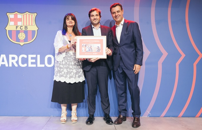 Marta Segú, directora general de Fundació FC Barcelona, Ricardo Lechuga, director de personas de Damm, y Xavier Bertolín, director corporativo de educación y marketing de Fundació “la Caixa”, en el acto de clausura de la actual edición de Joves Futur+