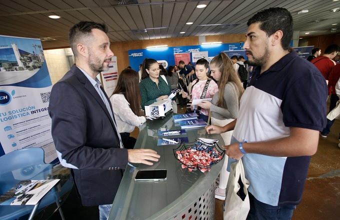 Imagen de la feria de empleo organizada por el SEF en 2022