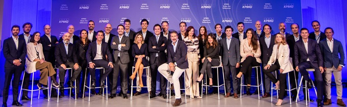 Juanjo Cano (centro), presidente de KPMG en España, con los nuevos socios promocionados e incorporados por la firma durante su último ejercicio fiscal.