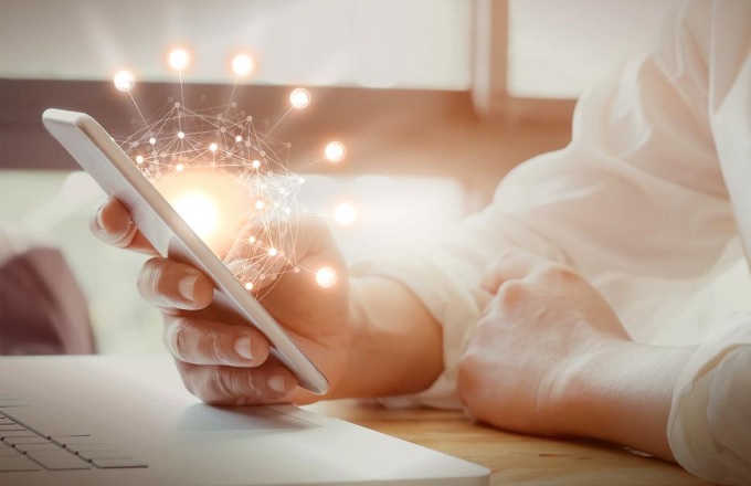 Imagen de una persona utilizando un smartphone