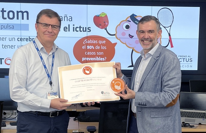 Antonio Rodríguez (izda.), director general de la unidad de mantenimiento de Alstom España, recibe el certificado Espacio Cerebroprotegido de manos de Julio Agredano, presidente de la Fundación Freno al Ictus