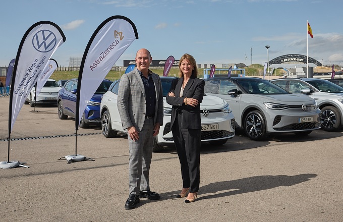 Laura Ros, directora general de Volkswagen en España, y Rick R. Suárez, presidente de AstraZeneca España, en el acto de entrega de los vehículos eléctricos