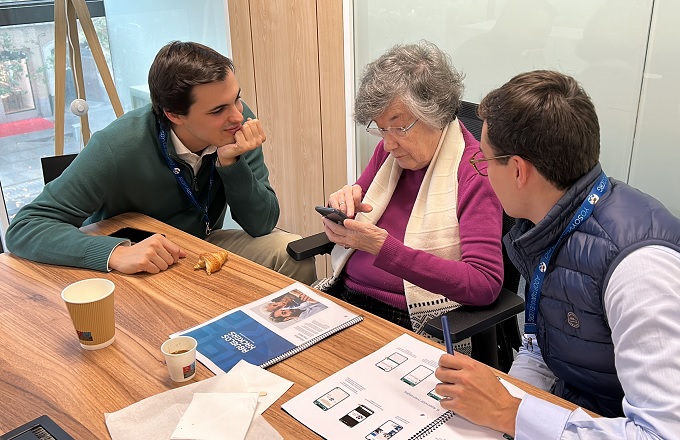 Voluntarios de Axis Corporate forman en habilidades tecnológicas la tercera edad