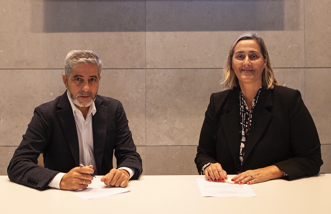 Nuria Ávalos, directora general de IndesIA, y Rafael Fernández, presidente del Club CDO Spain & Latam, durante la firma del acuerdo