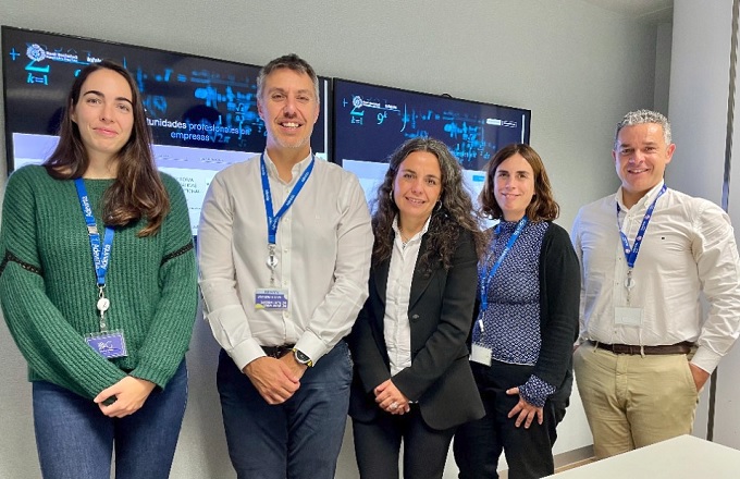 De izda. a dcha., Anna Via, machine learning product manager para InfoJobs, César Aparicio, director comercial de InfoJobs, Eva Gallardo, presidenta de la RSME, Esther Arboix, cluster lead de candidatos en InfoJobs, y Mario Santiago, responsable de cuentas estratégicas en InfoJobs