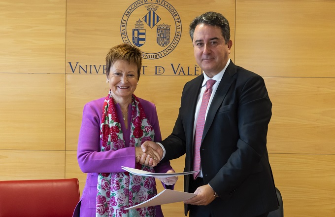 María Vicenta Mestre, rectora de la Universidad de Valencia, y Luis Fernández, director global de de administración pública de Minsait, durante la firma de creación de la nueva cátedra