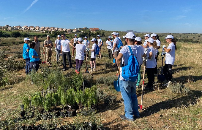 Los empleados de Suntory Beverage & Food Spain reforestan los alrededores de su fábrica de Toledo