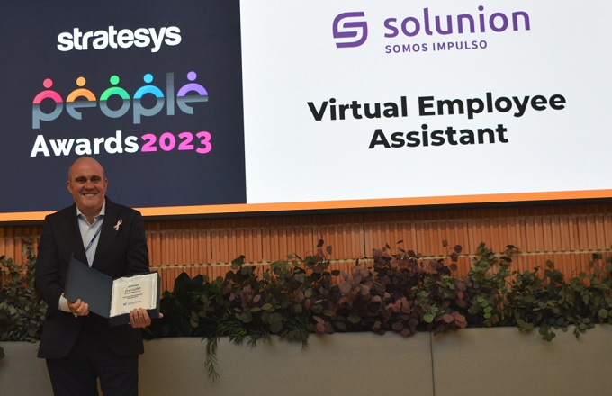 Ramón Sánchez, director corporativo de personas, sostenibilidad, seguridad y medios de Solunion, en la entrega de los Stratesys People Awards