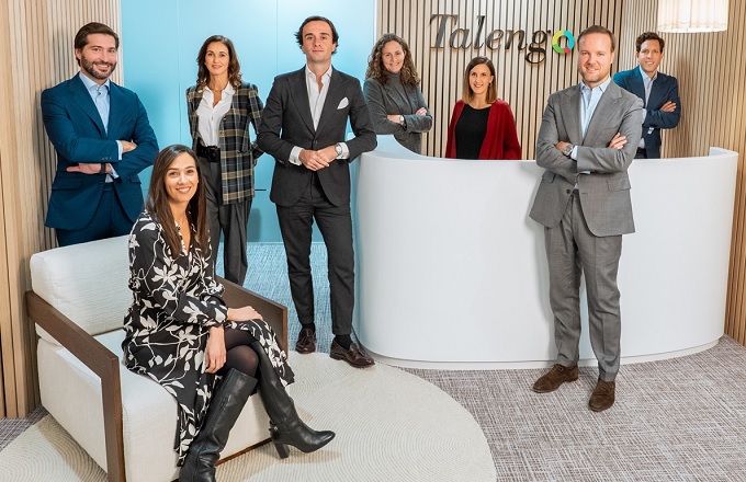 Antonio Nogueira, tercero por la izquierda, y Alejandro Salazar-Simpson, primero por la derecha, con el resto del equipo de banca de inversión, mercados de capitales e inversión alternativa: Álvaro Arce, Rosalía Tapia, Alicia Angulo, Olalla López-Gamonal y María Luisa Sánchez, acompañados por Rafael Sarandeses, socio director de Talengo.