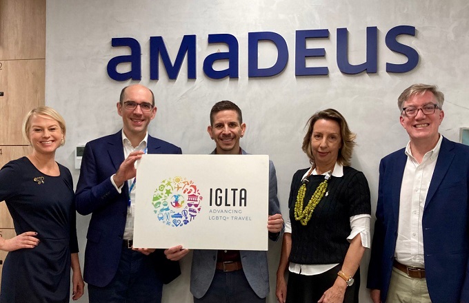 De izquierda a derecha: Clara Bodin, head of DEI de Amadeus; Till Streichert, CFO de Amadeus; Auston Matta, marketing director de IGLTA; Ana Doval, senior vice president, people & culture de Amadeus y Steve Joseph, co-coordinator de Amadeus Proud Madrid.