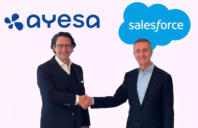 José Luis Manzanares, CEO de Ayesa, y Enrique Polo de Lara, vicepresidente sénior y country manager de Salesforce España, durante la firma del acuerdo