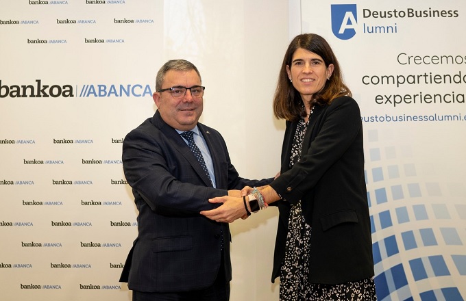 Jesús Suárez, director general de Bankoa Abanca, y Naiara Tobalina, directora general de Deusto Business Alumni, durante la firma del acuerdo