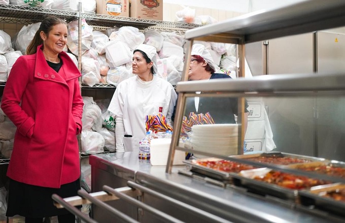 El Comedor Canarias, el más grande de los cuatro que gestiona la Administración autonómica madrileña de forma directa, durante una visita de la consejera de familia, juventud y asuntos sociales, Ana Dávila. 