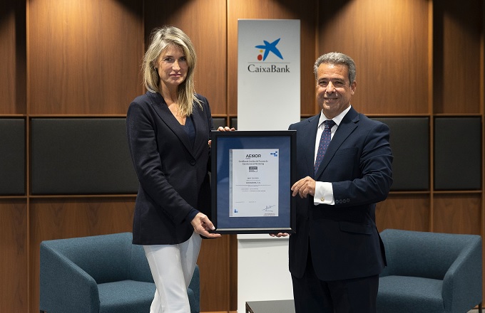 Anna Quirós, directora de cultura y selección de CaixaBank, y Ángel Luis Sánchez Cerón, director de la región mediterránea de Aenor, durante la entrega del certificado