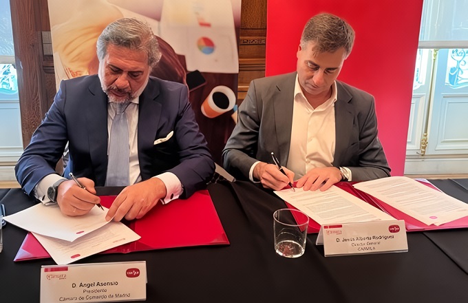 Ángel Asensio (izda.), presidente de la Cámara de Comercio de Madrid, y Alberto Rodríguez, director general de Carmila España