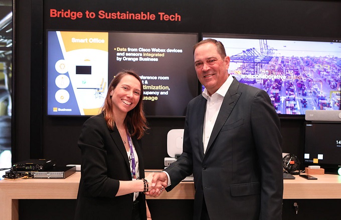 Aliette Mousnier-Lompré, CEO y directora ejecutiva de Orange Business, y Chuck Robbins, presidente y CEO de Cisco
