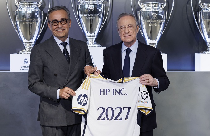 Antonio Lucio, director de marketing y asuntos corporativos de HP, y Florentino Pérez, presidente del Real Madrid 