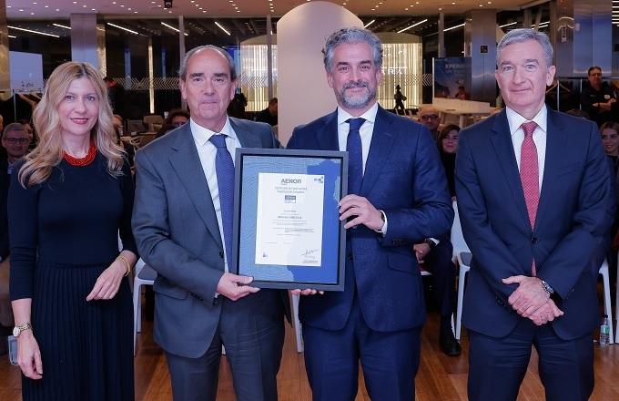 Desde la izquierda, Mar Vaquero, vicepresidenta segunda del Gobierno de Aragón, José Ignacio Oto, director del área de Personas de Ibercaja, David de Pastors, director de evaluación de Aenor, y Víctor Iglesias, CEO de Ibercaja, durante la entrega del certificado.