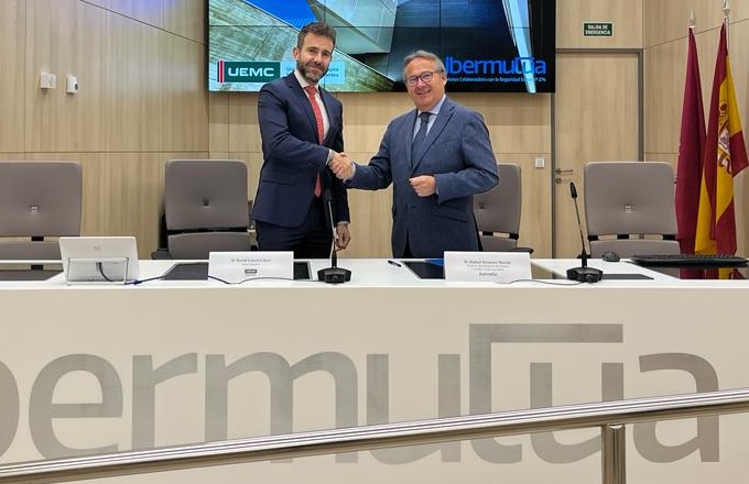 David García (izda.), rector de la UEMC, y Rafael Tortuero, director de Ibermutua en Castilla y León y La Rioja, durante la firma del convenio