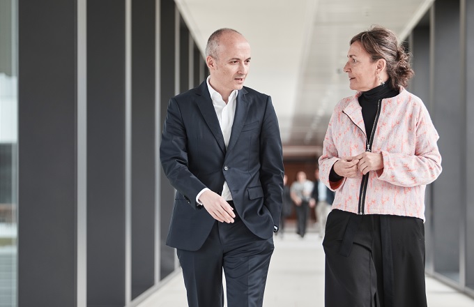 Marta Cañas, directora general de MSF España, y Óscar García Maceiras, consejero delegado de Inditex