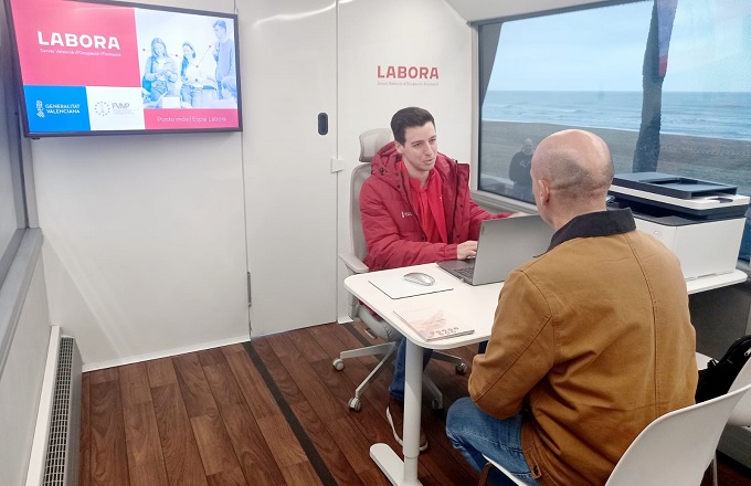 Autobuses de Labora recorren las localidades afectadas por la Dana