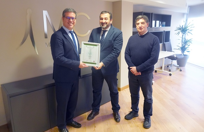 Desde la izquierda, Josep M.ª Fusté, director general adjunto de MC Mutual, Antonio Montaño, presidente del CIES, y Javier Iruela, jefe del departamento de Obras y Locales de MC Mutual