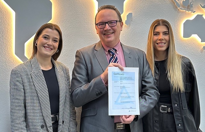 Antonio Blay, director de Recursos Humanos del Grupo Moldtrans, muestra el certificado