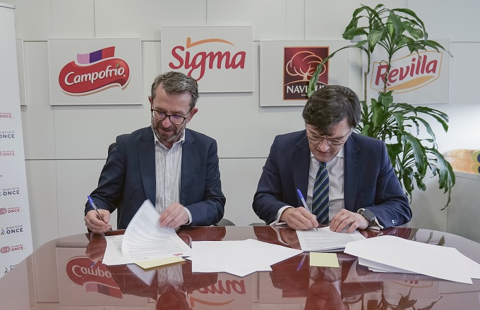 Javier Dueñas, director general de Campofrío, y Alberto Durán, vicepresidente ejecutivo de Fundación ONCE, durante la firma del convenio