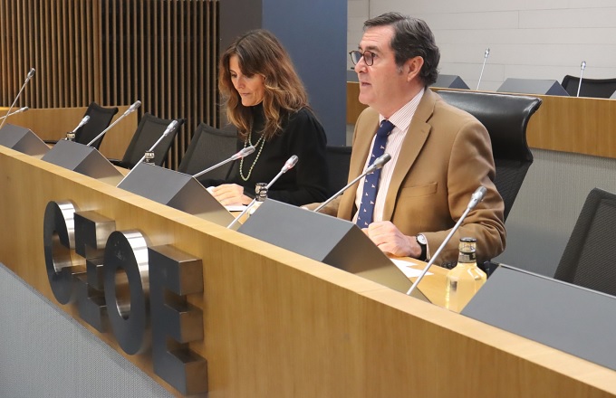 Ana Requena, CEO de Randstad España, y Antonio Garamendi, presidente de CEOE, durante la presentación del informe