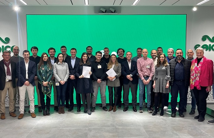 Foto de familia de la dirección de la empresa y de los representantes sindicales tras la firma del plan
