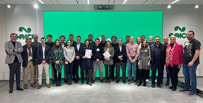 Foto de familia de la dirección de la empresa y de los representantes sindicales tras la firma del plan