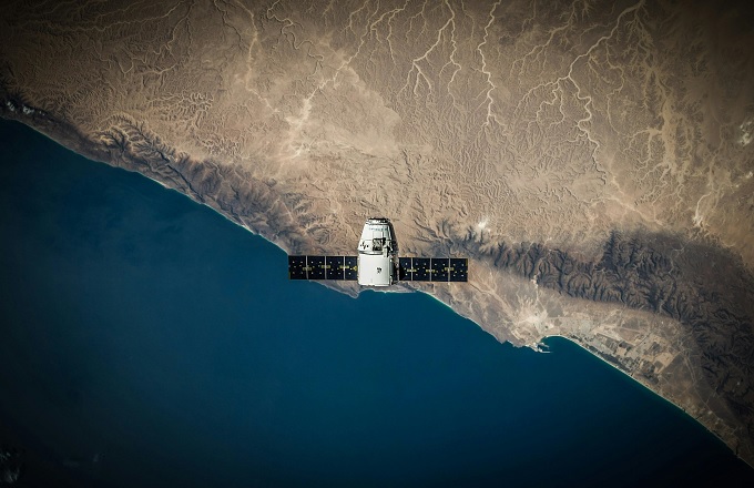 Indra y la Universidad de Sevilla crean una cátedra de vigilancia espacial