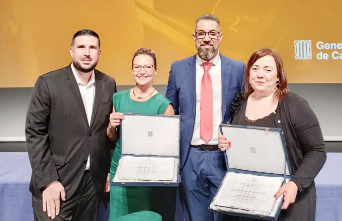 Guillermo Bonilla, team leader CRA de Sector Alarm, Jenny Renäng, directora de porfolio de Sector Alarm, Antonio Domínguez y Marisa Fernández, miembros de Grupo Control, empresa colaboradora de Sector Alarm para el servicio de acudas, durante la entrega del reconocimiento en Barcelona