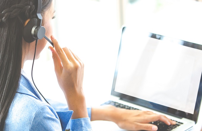 Conceden a una trabajadora de atención telefónica adaptar su turno y horario laboral al cuidado de su bebé