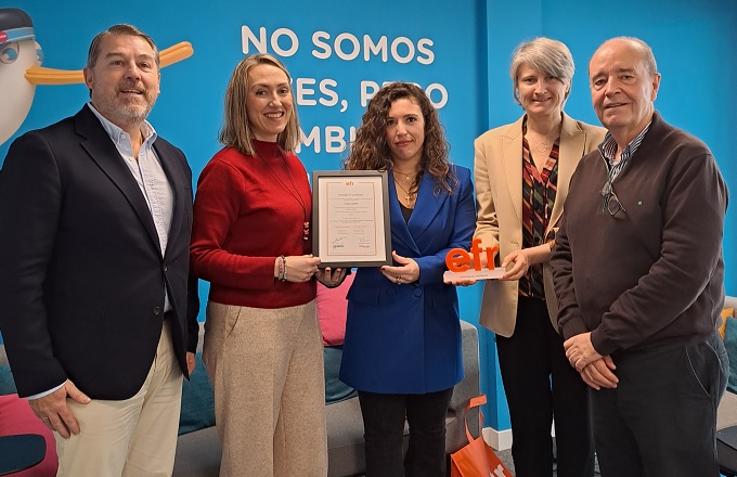 Desde la izquierda, Rafael Fuertes, director general de Fundación Másfamilia, Laura Sánchez, senior leader del área de Operaciones de Fundación Másfamilia, Alejandra Sainz, técnico senior de relaciones laborales de OUIGO España, Hélène Valenzuela, directora general de OUIGO España, y Francisco Martín, director de Recursos Humanos y tecnología de OUIGO España