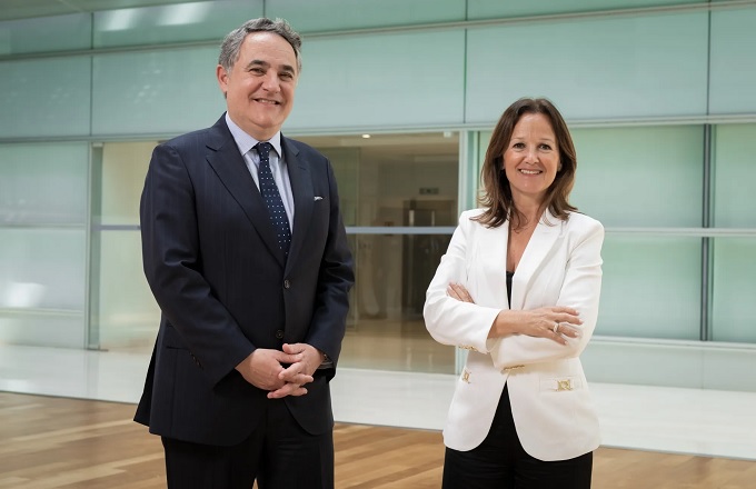 Mercedes Oblanca, presidenta de Accenture en España y Portugal, y Casimiro Gracia, presidente de Axis Corporate