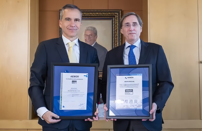 Rafael García Meiro (izda.), CEO de Aenor, y Tomás Pascual, presidente de Pascual, durante el acto de entrega del certificado en la sede del grupo de alimentación y bebidas en Madrid.