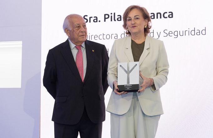 Pilar Alfranca, directora de seguridad y salud de Acciona, y José Luis Martínez Olivares, vicepresidente de la junta directiva de Asepeyo