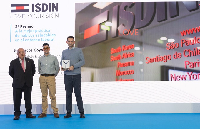 Oriol Serra y Marcos Goyanes, del equipo de health, safety & wellbeing de ISDIN, fueron los encargados de recibir el galardón de manos de José Luis Martínez, vicepresidente de la junta directiva de Asepeyo, en un acto celebrado días atrás en el Palacio de Neptuno de Madrid
