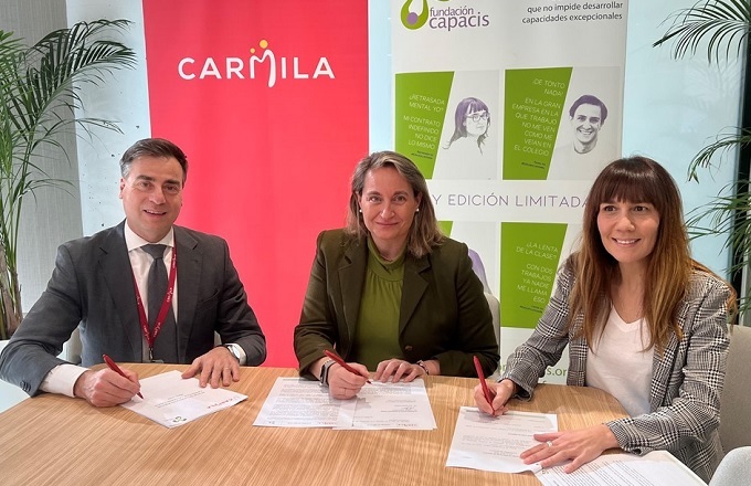 Alberto Rodríguez, director general de Carmila, Fátima de Dolarea Romero, presidenta de la Fundación Capacis, y Silvia Sombría Carballo, secretaria del patronato de la Fundación Capacis