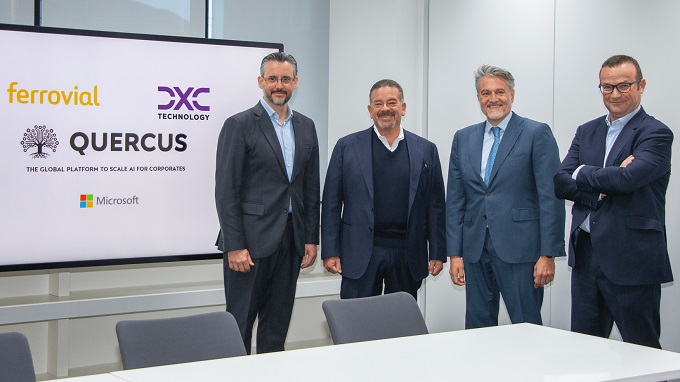 De izquierda a derecha: Dimitris Bountolos, CIIO de Ferrovial, Raúl Fernández, CEO global de DXC Technology, Alberto Granados, presidente de Microsoft España, y Juan Parra, presidente DXC Technology Europa, durante la firma del acuerdo de colaboración en Madrid.