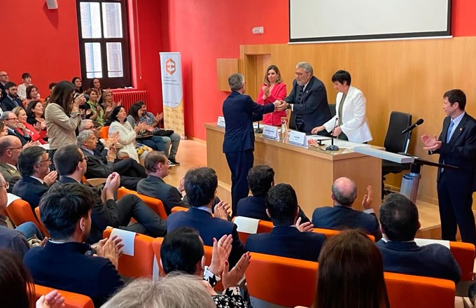 La Universidad de Zaragoza concede a Garrigues la insignia de honor de su Facultad de Economía y Empresa