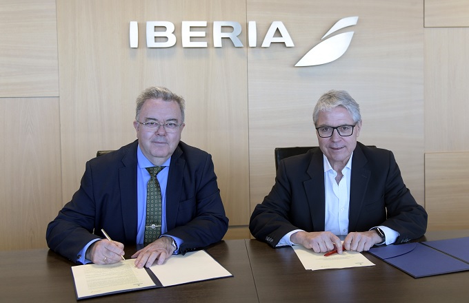 Guillermo Cisneros, rector de la UPM, y Agustín González Hermosilla, director de personas de Iberia