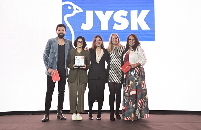 Belén Quirós, en el centro de la imagen, recibe el premio de Best Workplaces 2024