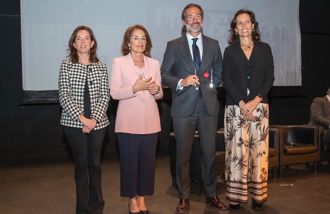 Paula Gómez-Angulo, concejal presidenta del distrito de Tetuán del Ayuntamiento de Madrid, Ana Botella, presidenta ejecutiva de la Fundación Integra, Juanjo Cano, presidente de KPMG en España, y Ana Muñoz de Dios, directa general de la Fundación Integra
