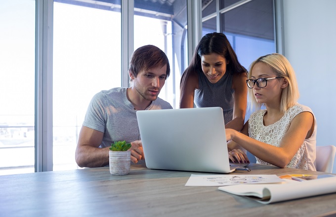 Profesionales trabajando en una oficina